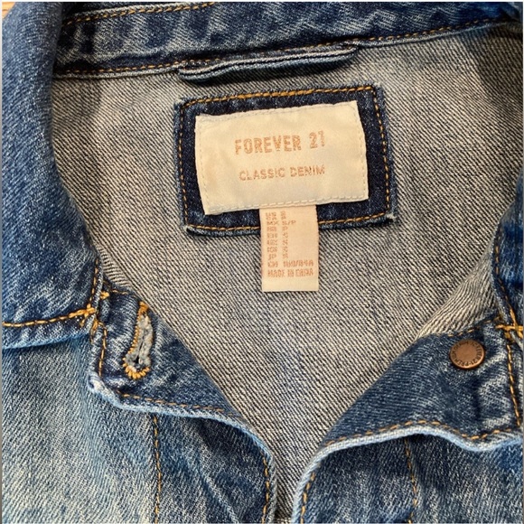 Forever 21 Women’s Denim Jacket Sz Small Blue, Slightly Faded Look - Picture 3 of 9